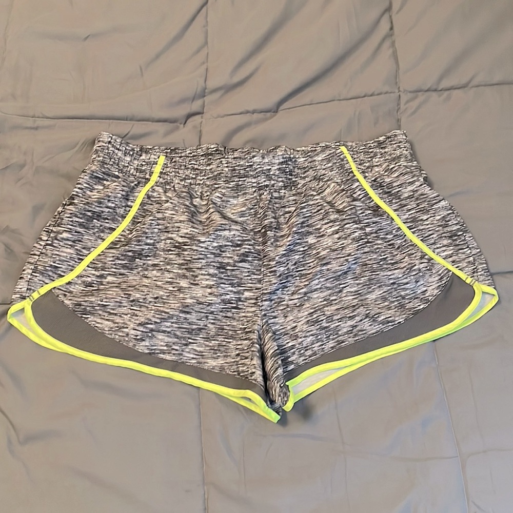 So Grey/ Black Speckled Athletic Shorts w/ built in liner, size junior large